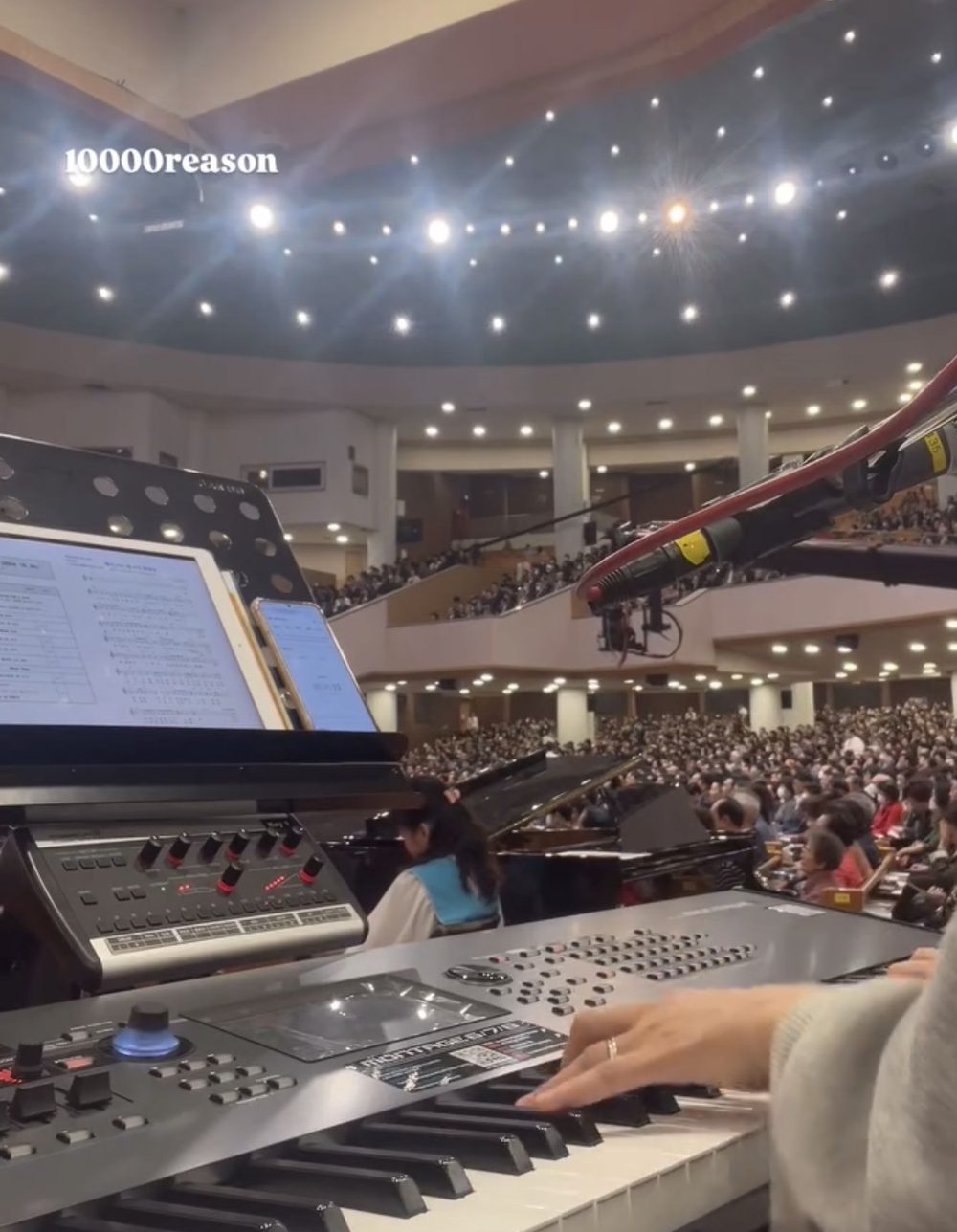 여의도순복음교회 대성전에서 예배 반주 중인 정보름 원장의 건반과 객석
