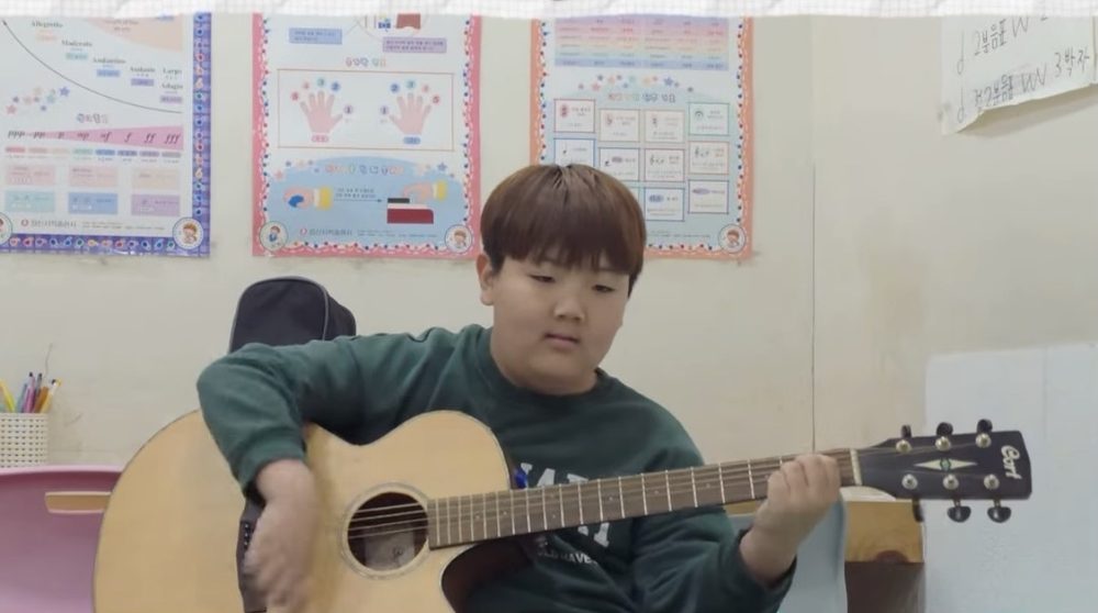 통기타를 연주하는 베에르 학생 — 게임 대신 기타를 선택한 아이들