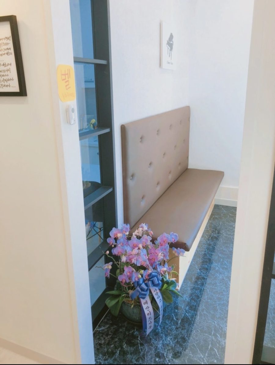 학부모 대기 공간의 소파와 난초 화분